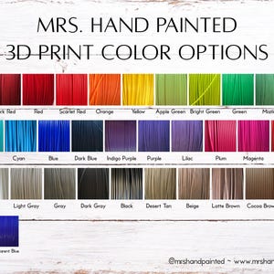 K&ouml;nnte beinhalten: Eine Farbkarte mit dem Titel MRS. HAND PAINTED 3D PRINT COLOR OPTIONS, die Reihen von rechteckigen Farbmustern in verschiedenen T&ouml;nen zeigt, darunter Kastanienbraun, Rot, Orange, Gelb, Gr&uuml;n, Blau, Violett, Rosa, Wei&szlig;, Grau, Schwarz, Beige und Transparent.