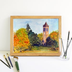 K&ouml;nnte beinhalten: Aquarellmalerei eines Ziegelturms mit einer Uhr, umgeben von B&auml;umen mit Herbstlaub. Der Turm steht vor einem blauen Himmel mit wei&szlig;en Wolken.