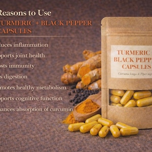Peut inclure: Un sachet en papier kraft contenant des gélules de curcuma et de poivre noir, avec une fenêtre transparente montrant les gélules jaunes. L'image comprend des racines de curcuma, des grains de poivre noir et une cuillère en bois avec de la poudre de curcuma.