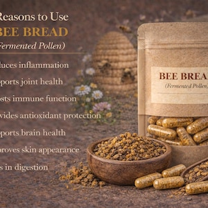 Può includere: Un pacco di capsule di Bee Bread (Polline Fermentato), con una ciotola e un cucchiaio di legno pieni di granuli. L'immagine include anche un testo che elenca sette benefici per la salute del Bee Bread.
