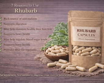 Può includere: Una confezione di capsule di rabarbaro con il testo "Rhubarb Capsules" e "Rheum rhaponticum". Le capsule sono esposte con una ciotola di legno piena di capsule e una pianta verde fogliosa su una superficie di legno.