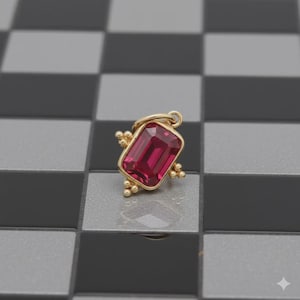 Puede incluir: Un colgante de oro con una piedra preciosa rectangular de color rubí. El colgante tiene un pequeño lazo en la parte superior y detalles dorados decorativos. La piedra preciosa es de color rojo intenso y está engastada en un marco dorado.