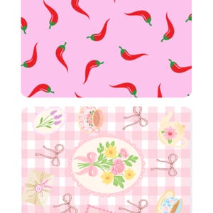 Puede incluir: Dos manteles individuales rectangulares decorativos. El mantel superior presenta un patrón de chiles rojos con tallos verdes sobre un fondo rosa. El mantel inferior tiene un patrón de cuadros rosas y blancos con ilustraciones florales y de fiesta de té.