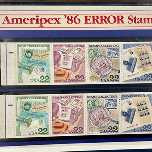 Könnte beinhalten: Nahaufnahme einer Ausstellung von acht alten 'Ameripex '86 ERROR Stamps' in einem blauen und weißen Rahmen. Jede Marke zeigt ein anderes Design mit dem Text 'STAMP COLLECTING' und 'USA 22'.