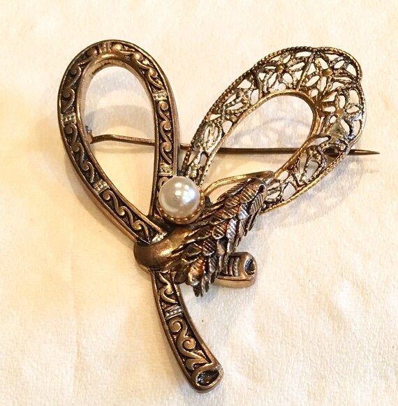 Vintage Pearl Brooch Large Heart Bow Goldtone fil… - image 2