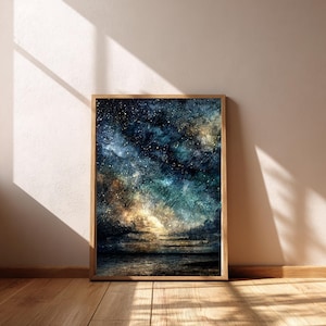 Op de afbeelding: Een rechthoekige ingelijste wandkunstprint met een donkere nachtelijke hemel vol talloze witte sterren, diepblauwe en groenblauwe nevels, en een gouden horizonlijn boven een donker, getextureerd wateroppervlak, gevat in een licht houten frame.