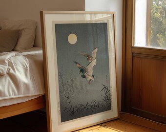 Impressão artística japonesa de pássaros para parede, ilustração vintage Ukiyo-e de patos sob a lua.
