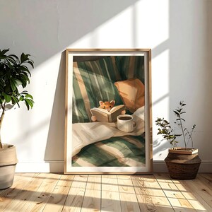 Pu&ograve; includere: Una stampa artistica incorniciata raffigura una scena accogliente di un piccolo animale che legge a letto con una tazza di caff&egrave;. L'opera presenta una coperta a righe verdi e bianche, un cuscino beige e una cornice in legno. La stanza ha una pianta e una finestra.
