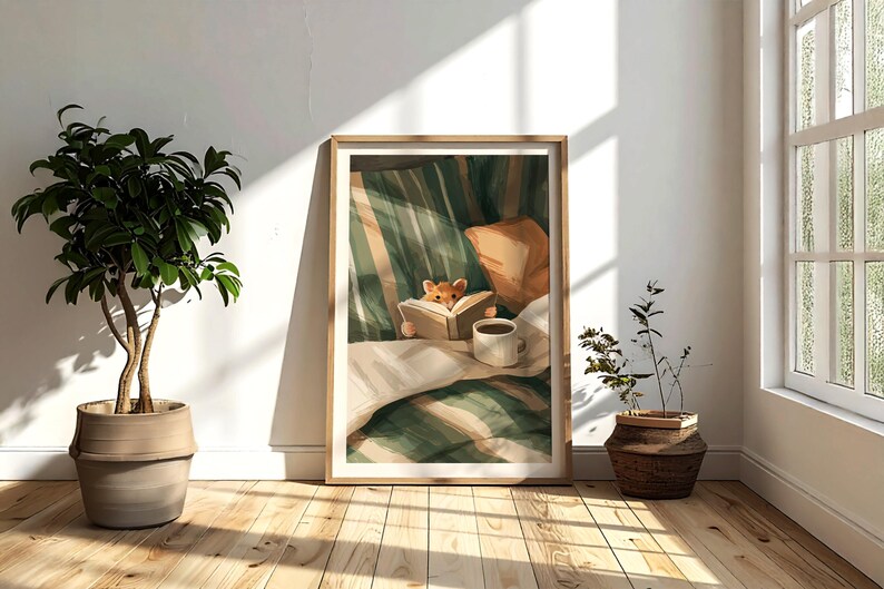 Pu&ograve; includere: Una stampa artistica incorniciata raffigura una scena accogliente di un piccolo animale che legge a letto con una tazza di caff&egrave;. L'opera presenta una coperta a righe verdi e bianche, un cuscino beige e una cornice in legno. La stanza ha una pianta e una finestra.