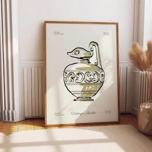 Puede incluir: Una impresión artística enmarcada con una ilustración dibujada a mano de un jarrón vintage en negro y dorado. La obra de arte está etiquetada como "Vintage Market" y "Poster Collection" con un marco de madera. La impresión se muestra en una pared de color claro.