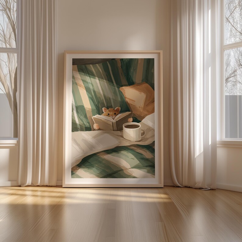 Pu&ograve; includere: Una stampa incorniciata raffigura un criceto che legge a letto. L'illustrazione presenta un criceto rannicchiato tra cuscini e coperte, che tiene in mano un libro, con una tazza di caff&egrave; nelle vicinanze. La tavolozza dei colori include verdi, marroni e bianchi.