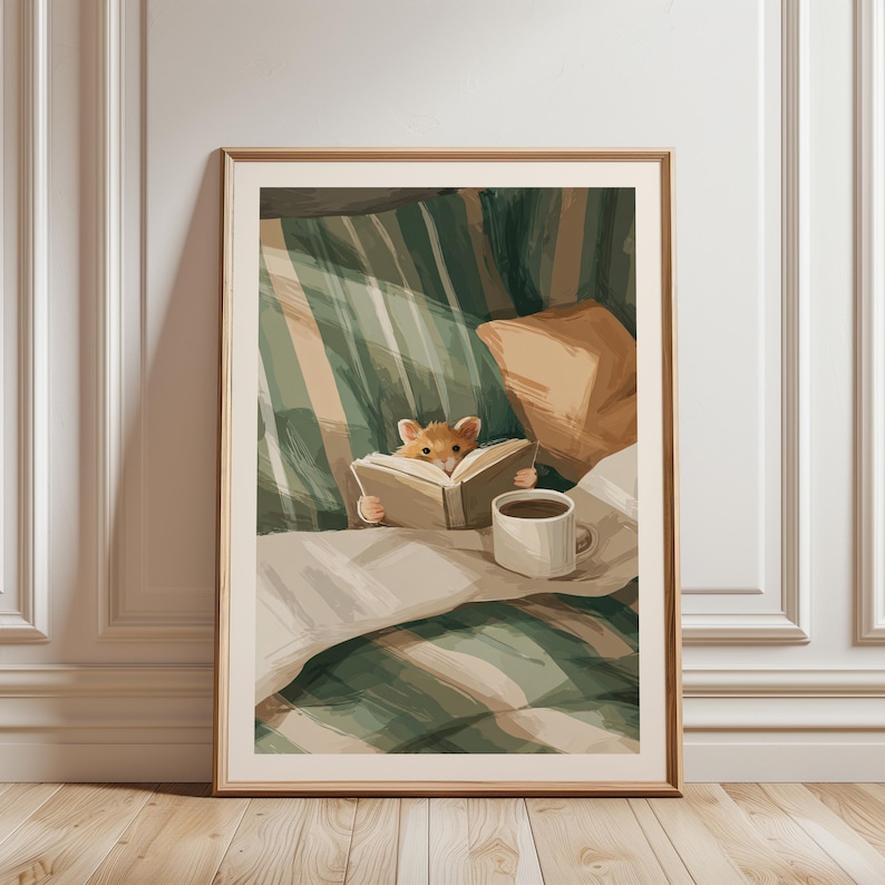 Pu&ograve; includere: Una stampa artistica incorniciata raffigura un criceto che legge un libro a letto, con una tazza di caff&egrave;. L'illustrazione presenta un criceto marrone e bianco, un libro e lenzuola verdi e beige. L'opera &egrave; in una cornice di legno.