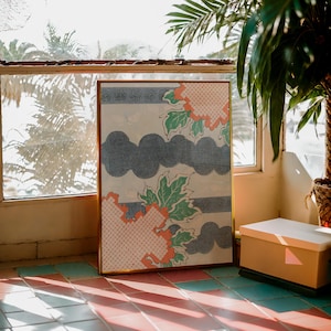 Può includere: Un'opera d'arte incorniciata con un motivo ripetuto di nuvole stilizzate, foglie ed elementi floreali nei toni del grigio, corallo e verde. L'opera d'arte è ambientata su uno sfondo color crema e incorniciata in una cornice dorata.