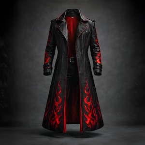 Puede incluir: Abrigo largo de cuero negro con diseños de llamas rojas en las mangas y la parte inferior delantera. El abrigo tiene un forro interior rojo, un cinturón y un cuello clásico. El abrigo se muestra sobre un fondo oscuro.