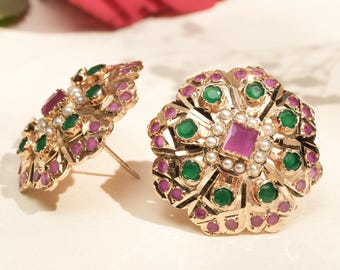 Pendientes de perla Polki con esmeralda y rubí en oro macizo / Joyería india Sabyasachi para bodas