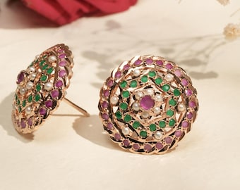 Pendientes de botón de oro macizo con esmeralda y rubí de perla Polki / Joyería india para bodas Sabyasachi