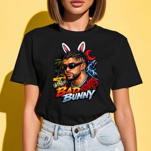 Könnte beinhalten: Schwarzes T-Shirt mit einer Grafik von Bad Bunny mit Sonnenbrille und Hasenohren, mit einem roten Halbmond, Rosen und einem gelben Auto. Der Text "BAD BUNNY" ist in Rot und Blau.