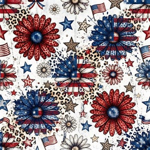 Könnte beinhalten: Ein patriotisches Blumenmuster mit rot-weiß-blauen Gänseblümchen, amerikanischen Flaggen, Sternen und Leopardenmuster-Akzenten auf weißem Hintergrund. Das Design integriert die Farben der amerikanischen Flagge.