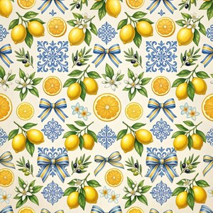 Puede incluir: Un patrón repetitivo con limones amarillos sobre ramas verdes, flores de cítricos blancas, lazos a rayas azules y amarillas, motivos de azulejos decorativos azules y pequeñas aceitunas negras sobre un fondo crema con textura de madera.