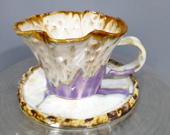 ハンドメイド陶器マグカップとソーサー、クリームとラベンダーの窯変釉コーヒーカップ、花の波型縁取り陶器、ロマンチックな侘び寂びスタイル