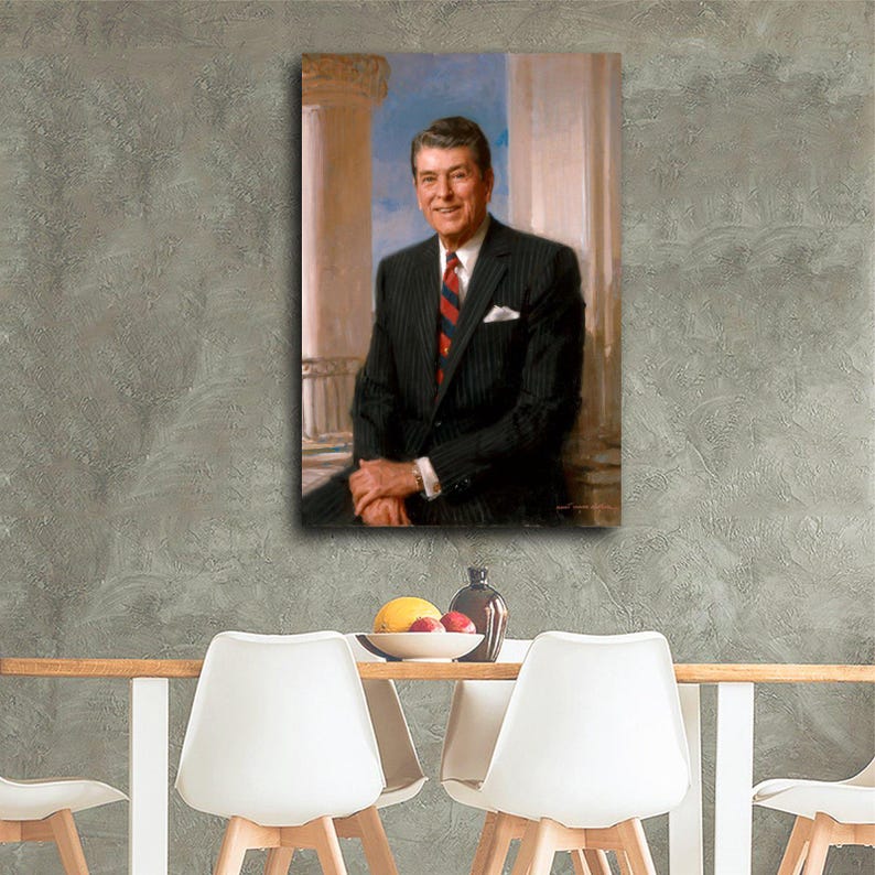 Puede incluir: Un retrato de un hombre con un traje a rayas negras con una corbata a rayas rojas y azules. La pintura representa al hombre sentado, con un pa&ntilde;uelo blanco, sobre un fondo de columnas cl&aacute;sicas y un cielo azul.