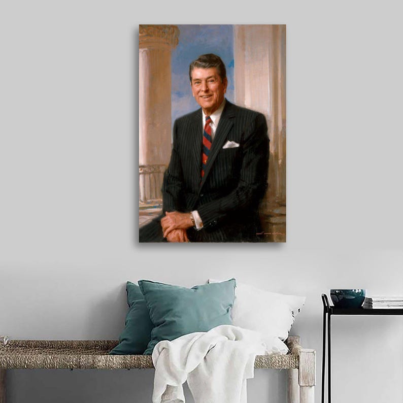 Puede incluir: Retrato enmarcado de un hombre con traje negro de raya diplom&aacute;tica, corbata a rayas rojas y azules y pa&ntilde;uelo blanco. La pintura tiene un estilo cl&aacute;sico con un cielo azul y columnas blancas en el fondo.