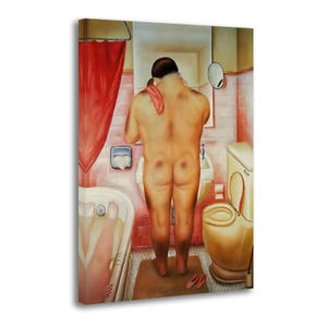 Può includere: Un dipinto raffigura una scena di bagno con una persona in piedi davanti a uno specchio, che tiene un asciugamano. Sono visibili una tenda da doccia rossa e una vasca da bagno con una persona. Il bagno ha piastrelle rosa e un water.