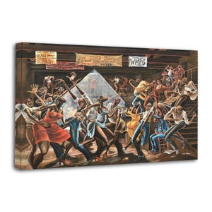 Puede incluir: Impresión en lienzo de una animada escena de baile. La obra representa numerosas figuras en movimiento, iluminadas por un foco. Los bailarines visten diversos atuendos, con tonos cálidos y fríos. Se ven pancartas con texto en el fondo.