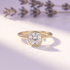 Anello di fidanzamento con moissanite taglio cuscino da 1,5 carati e diamanti, montatura moderna, solitario, gioiello da sposa, regalo di anniversario, argento 925, oro 10-14-18 carati.