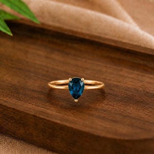 ペアシェイプのロンドンブルートパーズハローリング、ローズゴールドの婚約指輪、ヴィンテージスタイルのプロミスリング