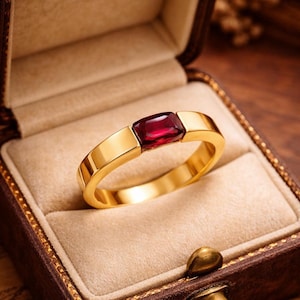 Anel minimalista em ouro com rubi, aliança de noivado com corte almofada, joia com pedra do mês de julho.