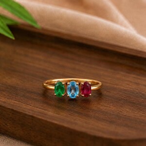 Bague empilable plaquée or, trois pierres : émeraude, aigue-marine et rubis