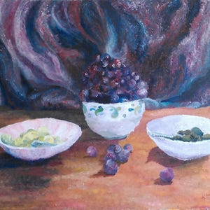 Puede incluir: Pintura al óleo de naturaleza muerta con tres cuencos de fruta. Un cuenco está lleno de uvas, otro de fruta verde y el tercero de aceitunas. El fondo es una mezcla de azul, morado y rojo.