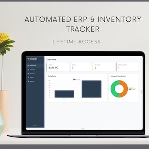 Op de afbeelding: Een laptop met een geautomatiseerde ERP- en inventarisvolginterface. Het scherm toont inkomsten, product- en kritieke probleemgegevens, evenals een taartdiagram voor de categorieverdeling. De tekst bovenaan luidt "AUTOMATED ERP & INVENTORY TRACKER" en "LIFETIME ACCESS".