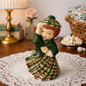 Campana figurativa de cerámica con niña irlandesa, decoración vintage estilo cottagecore celta, Grandmillennial