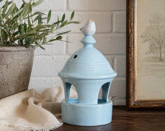 Comedero para pájaros de cerámica Hallmark de Marjolein Bastin, esmalte azul, estilo cottagecore, decoración natural.