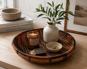 Vassoio vintage rotondo in rattan intrecciato, stile giapponese boho, con trama a saia e righe, ideale per la decorazione della casa.