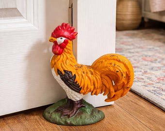 Tope de puerta de gallo de hierro fundido pintado a mano, estilo rústico vintage, arte popular campestre.