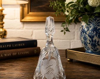 Campana vintage alemana occidental de cristal de plomo PBO al 24% tallada a mano con motivos florales de mediados de siglo.