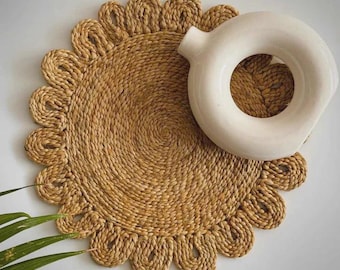 Rustic Radiance – Petal-Edged Jute Table Mat