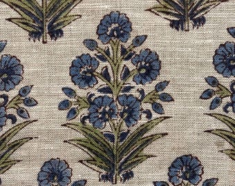 Dhaai linnen meubelstof met blokdruk in blauw bloemenmotief (Buta).