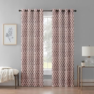 Puede incluir: Dos cortinas rosas estampadas con ojales cuelgan de una barra oscura frente a una ventana. Las cortinas tienen un patrón repetitivo de pequeñas formas florales de color marrón oscuro. Se ve una impresión botánica enmarcada y una mesita con una lámpara.