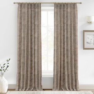 Può includere: Due tende da finestra con strisce verticali nei toni del marrone, beige e bordeaux. Le tende sono appese a un'asta color bronzo. Sullo sfondo una parete bianca, una finestra e oggetti decorativi.