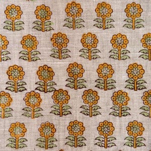 Peut inclure: Motif répété de fleurs jaunes stylisées avec des centres et des feuilles verts sur un fond beige clair. Le motif floral est uniformément espacé sur le tissu, créant un motif textile symétrique et visuellement attrayant.