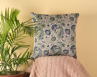 Lali Block bedruckter Kissenbezug, weiße Basis mit blauem und grünem Paisley-Blumenmuster