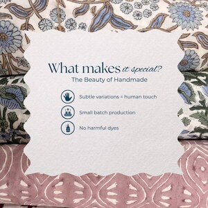 Op de afbeelding: Een stapel bloemmotiefstoffen op een witte achtergrond. Een wit bord in het midden toont de tekst "What makes it special? The Beauty of Handmade". Het vermeldt ook "Subtiele variaties = menselijke touch", "Kleine batch productie" en "Geen schadelijke kleurstoffen".