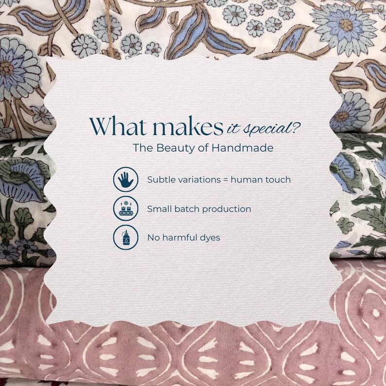 Op de afbeelding: Een stapel bloemmotiefstoffen op een witte achtergrond. Een wit bord in het midden toont de tekst "What makes it special? The Beauty of Handmade". Het vermeldt ook "Subtiele variaties = menselijke touch", "Kleine batch productie" en "Geen schadelijke kleurstoffen".
