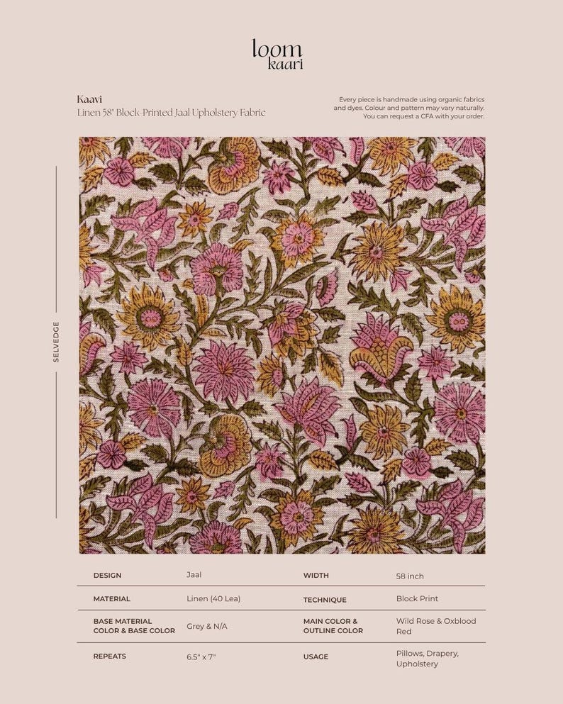 Op de afbeelding: Linnen meubelstof met een blokgedrukt Jaal-bloemenpatroon in wildroze en ossenbloedrood op een grijze basis. De stofbreedte is 147,32 cm met een herhaling van 16,51 bij 17,78 cm. Tekst bevat Loom Kaari, Kaavi en productdetails.