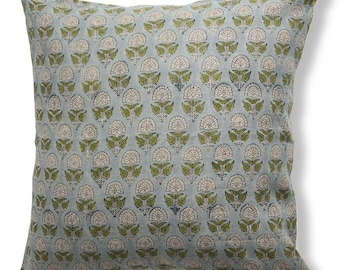 Funda de almohada de algodón estampada a mano con bloques de madera y estampado floral Buti.