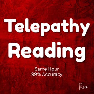 以下が含まれることがあります： 大きな白い文字で「Telepathy Reading」と書かれた、テクスチャ加工された赤い背景。下には「Same Hour 99% Accuracy」と小さな文字で書かれています。画像はテクスチャ加工されており、右下に署名があります。